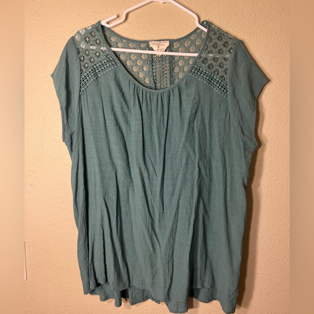Teal blouse with beautiful details & slit in the back. Size 2x -